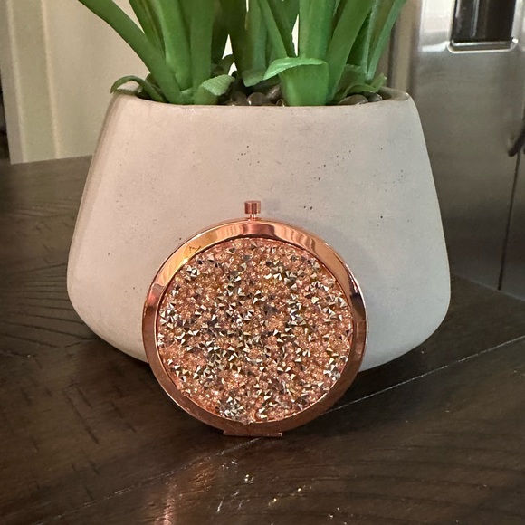 NEW!! Glam Compact Mirror - Picture 2 of 13